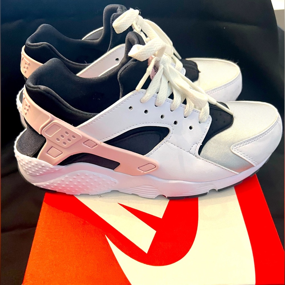 Nike girls hurache run sneakers